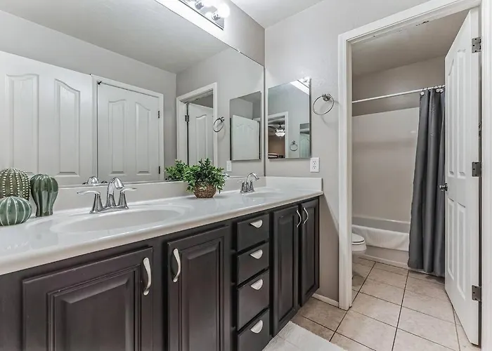 Beautiful 5br, 3.5ba - Community Pool/fitness Hotel