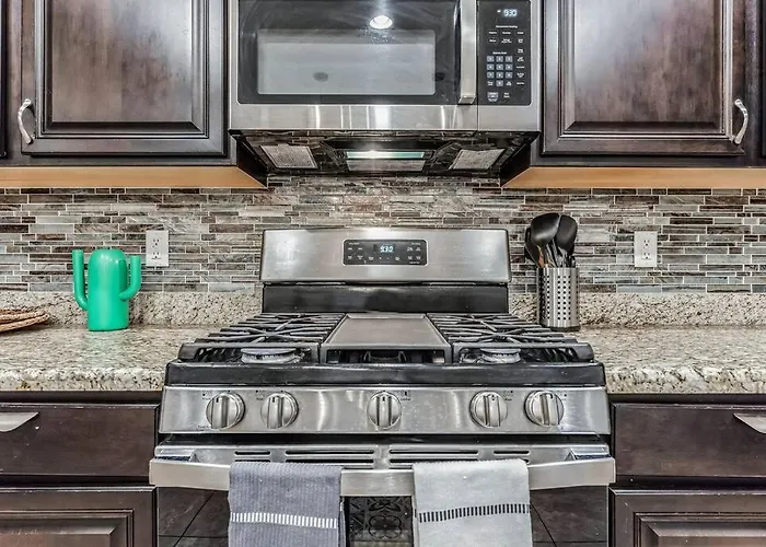 Hotel Beautiful 5br, 3.5ba - Community Pool/fitness
