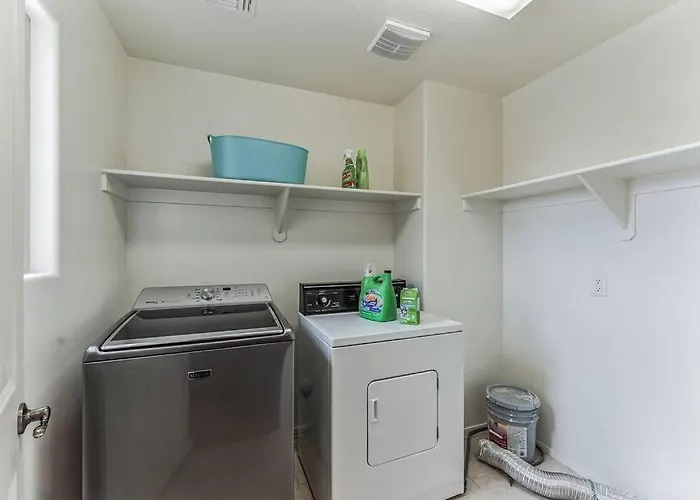 Beautiful 5br, 3.5ba - Community Pool/fitness Hotel
